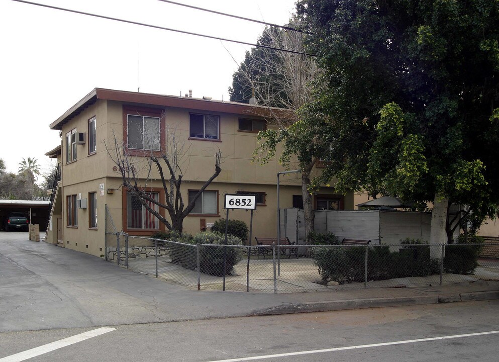 6852 Hazeltine Ave in Van Nuys, CA - Building Photo