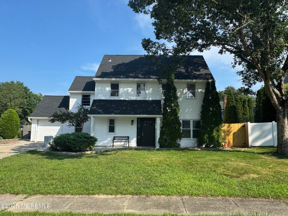 1 Maplewood Ct in Barnegat Township, NJ - Building Photo