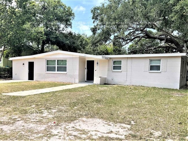 2050 Poinsetta Ave in Clearwater, FL - Building Photo - Building Photo