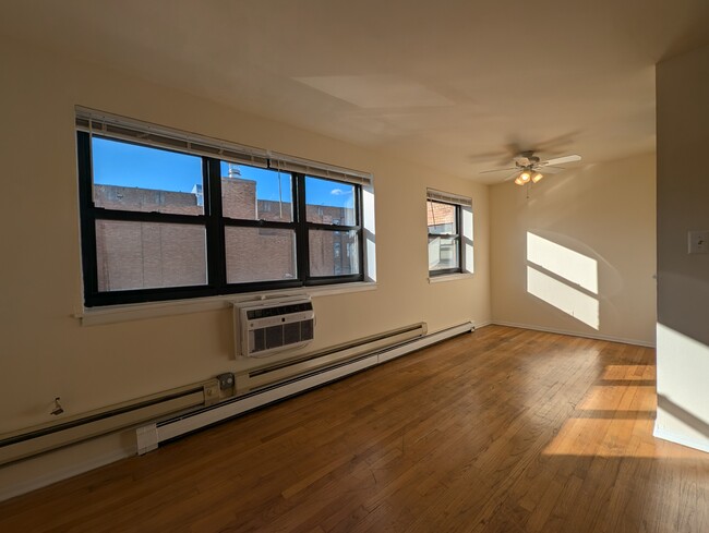 655 W Wrightwood Ave, Unit 316 in Chicago, IL - Building Photo - Building Photo