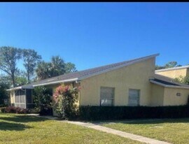 202 Sparrow Dr, Unit 1 in Royal Palm Beach, FL - Building Photo
