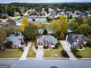 1370 Country Lake Dr SW in Lilburn, GA - Foto de edificio - Building Photo