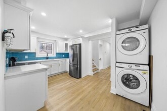 2294 Lake Shore Blvd W in Toronto, ON - Building Photo - Building Photo