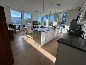 167 Newbury St, Unit 206 in Portland, ME - Foto de edificio - Building Photo