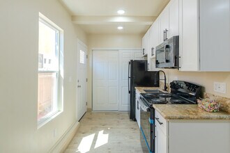 1174 Sea Strand Ln in San Diego, CA - Building Photo - Building Photo
