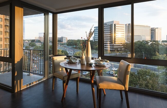 The Graham at Southern Towers in Alexandria, VA - Foto de edificio - Building Photo