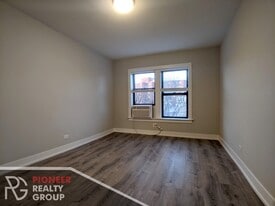 709 W Brompton Ave, Unit 37 in Chicago, IL - Building Photo