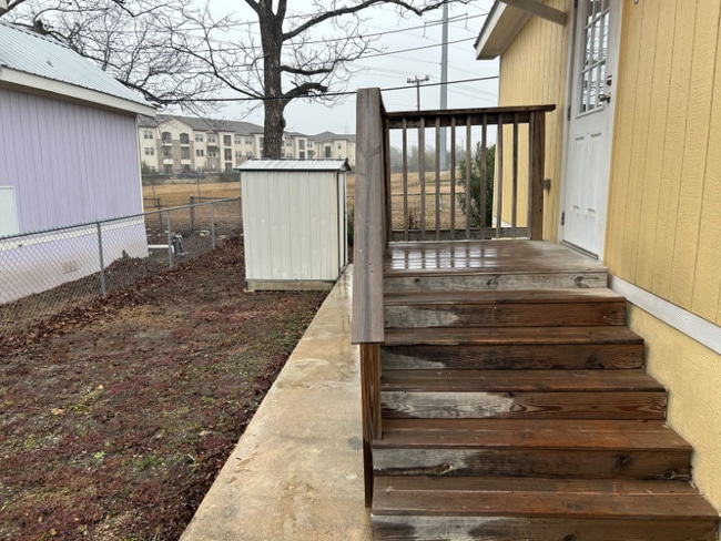 5215 Crestway Rd in Windcrest, TX - Foto de edificio - Building Photo