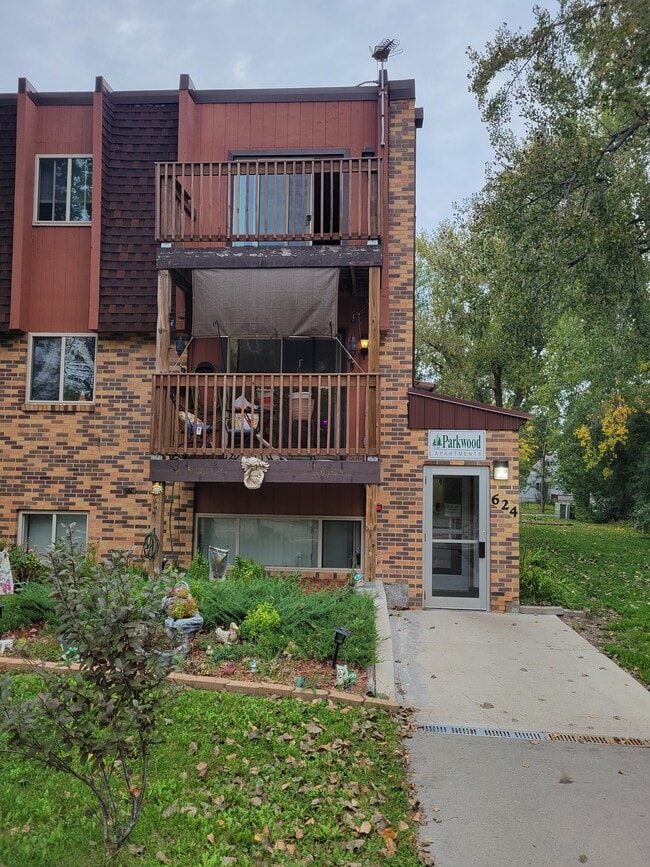 Parkwood Apartments in Thief River Falls, MN - Foto de edificio - Building Photo