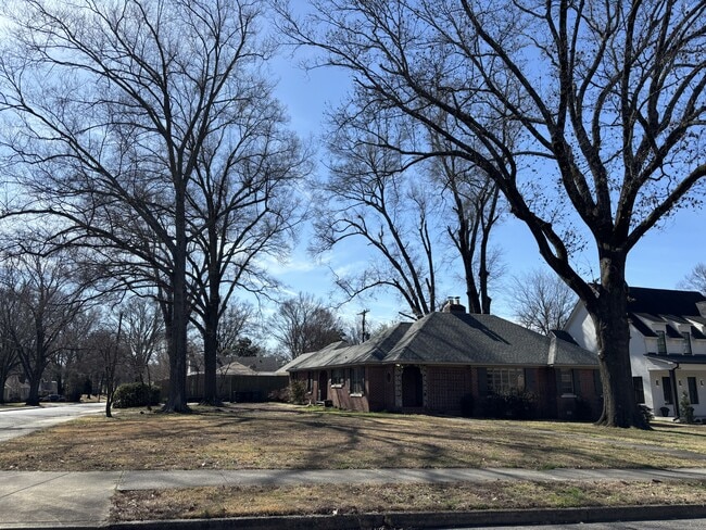 property at 3659 Highland Park Pl