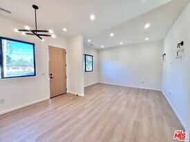 17850 Saticoy St in Los Angeles, CA - Building Photo