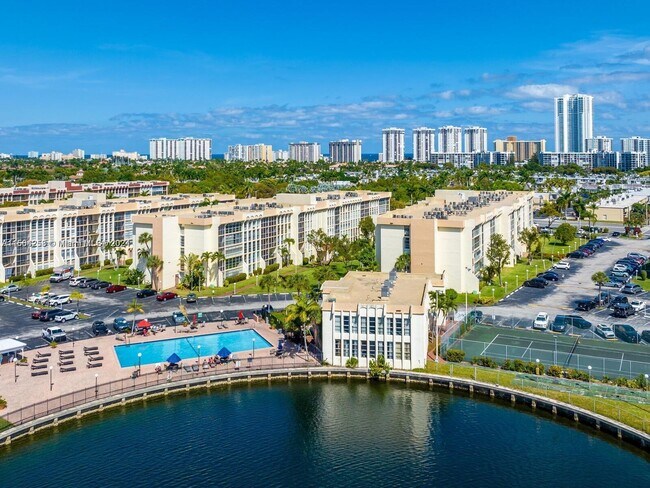 2000 Atlantic Shores Blvd, Unit 310 in Hallandale Beach, FL - Building Photo - Building Photo
