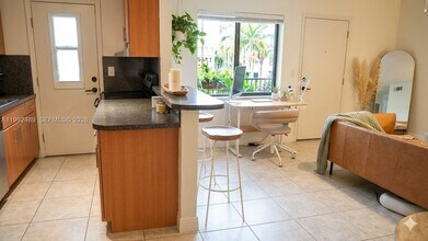 3240 Mary St in Miami, FL - Building Photo - Building Photo