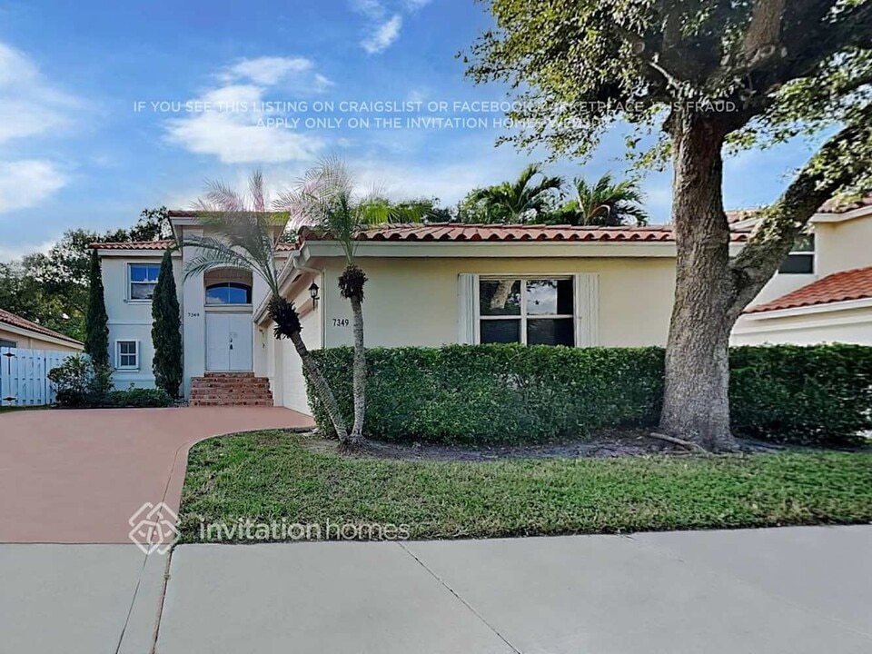 7349 Nautica Way in Greenacres, FL - Foto de edificio