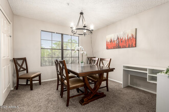 6885 E Cochise Rd in Paradise Valley, AZ - Foto de edificio - Building Photo