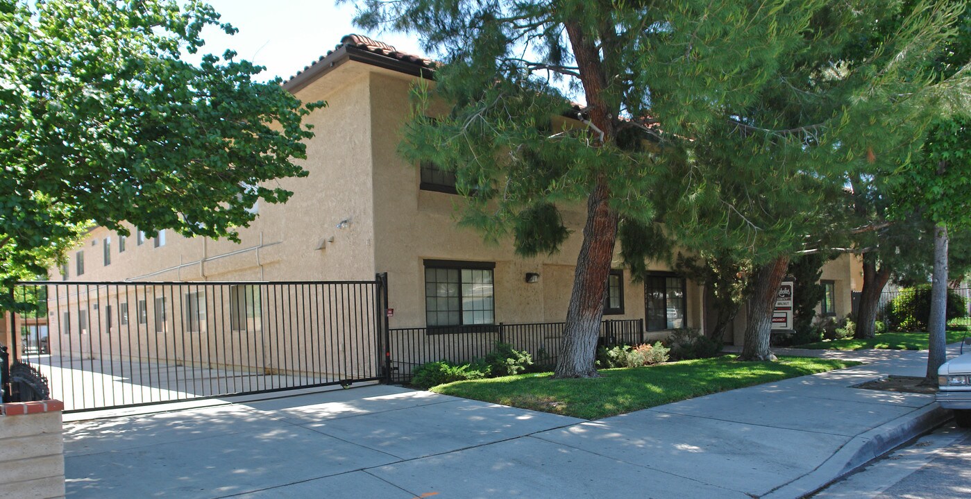 24846 Walnut St in Newhall, CA - Foto de edificio