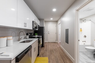 Sage Allen in Hartford, CT - Foto de edificio - Interior Photo