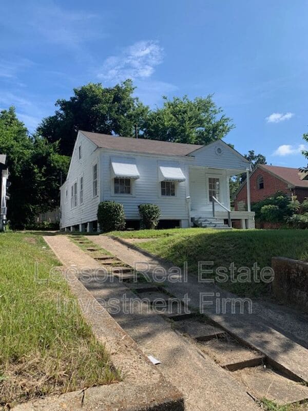 property at 3548 Lakeshore Dr