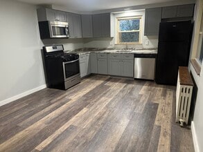 2 Hodgkiss Dr in Mckees Rocks, PA - Foto de edificio - Building Photo