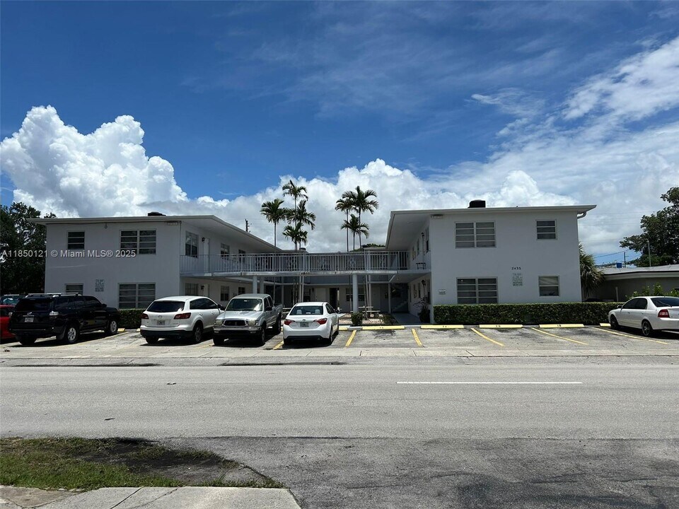2435 Van Buren St in Hollywood, FL - Building Photo