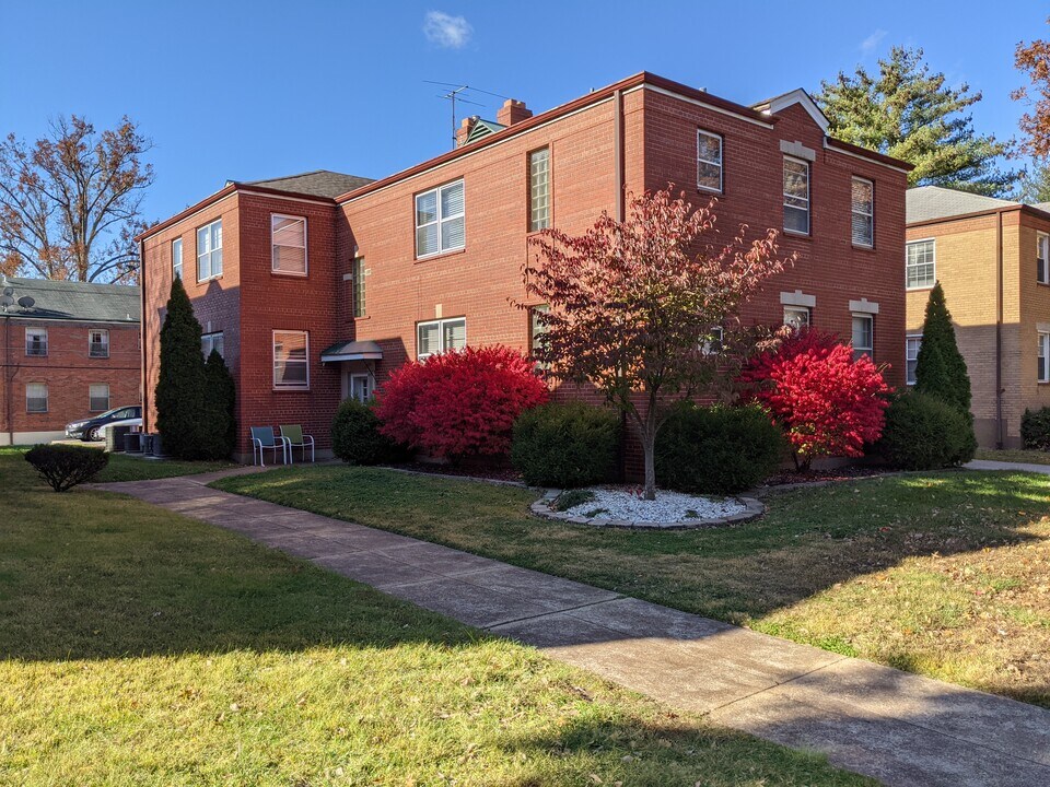 5820 Sunshine Dr in St. Louis, MO - Building Photo