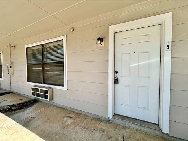 701 W Sycamore St, Unit 104 in Denton, TX - Building Photo - Building Photo