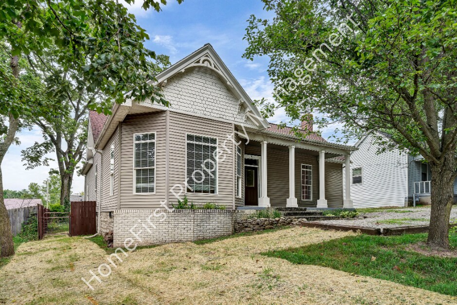 319 N Winter St in Midway, KY - Building Photo