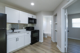 Oakwood Apartments in Tampa, FL - Foto de edificio - Interior Photo