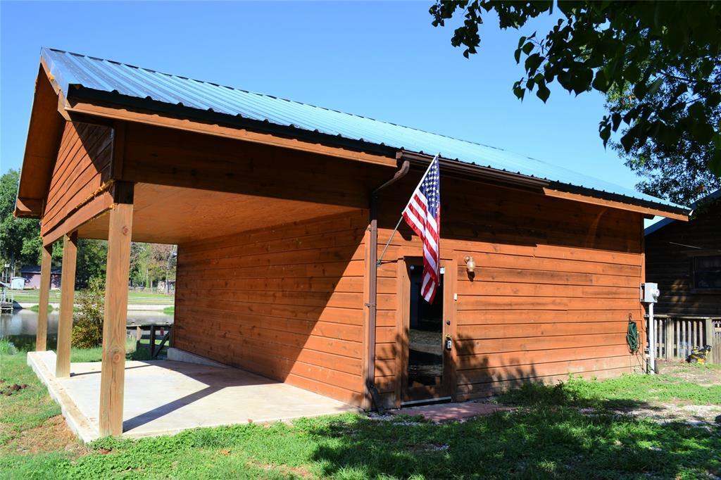 1472 Lakeside Dr in Huntsville, TX - Foto de edificio