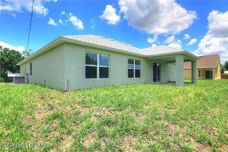 8336 99th Ct in Vero Beach, FL - Building Photo - Building Photo