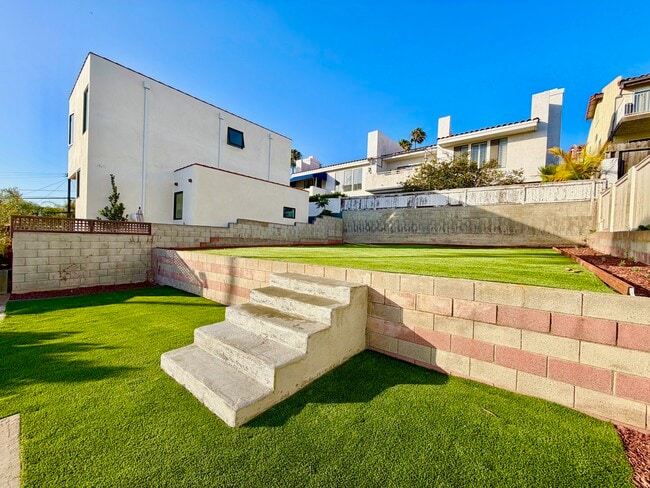 626 N Irena Ave in Redondo Beach, CA - Foto de edificio - Building Photo