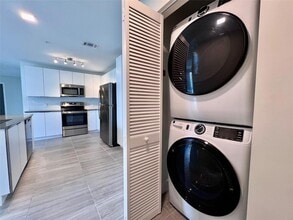 120 N Compass Way, Unit 701 in Dania Beach, FL - Foto de edificio - Building Photo