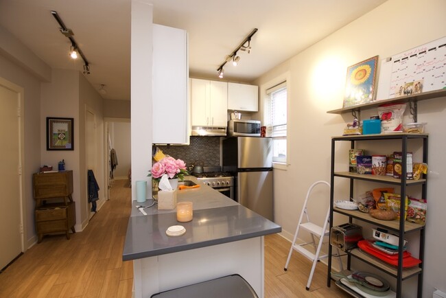 511 W Belmont Ave, Unit 53 in Chicago, IL - Foto de edificio - Building Photo