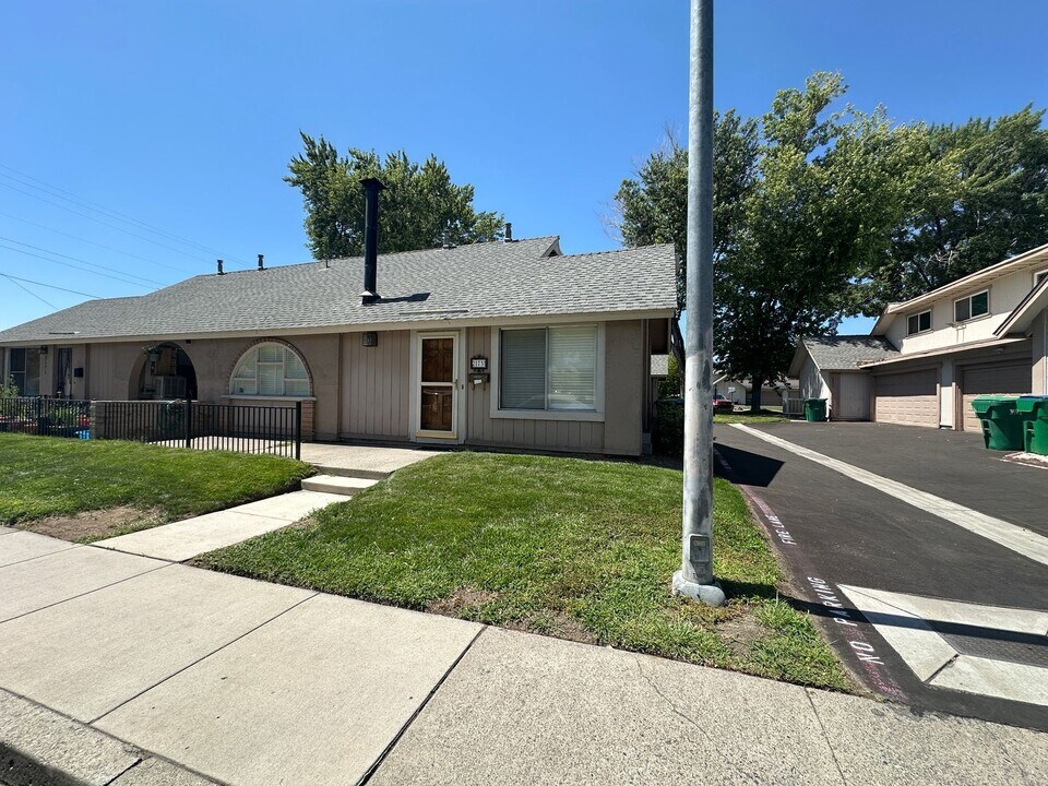 2173 Rock Blvd in Sparks, NV - Building Photo