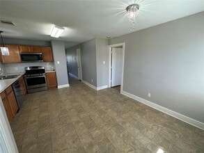 1051 Grassy View Dr in Houston, TX - Foto de edificio - Building Photo