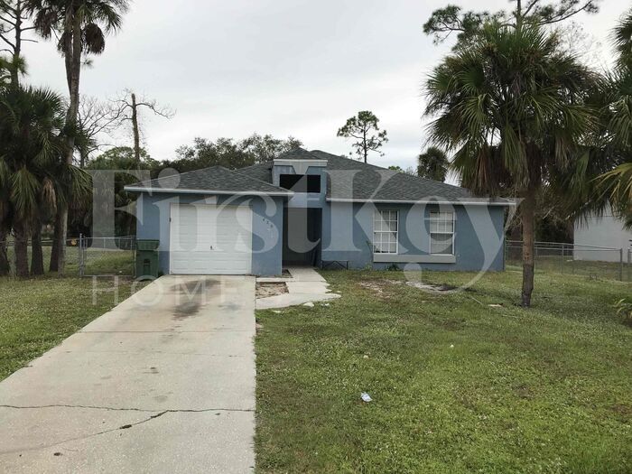 420 Clay St in La Belle, FL - Building Photo