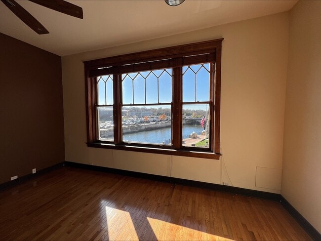 26 E Downer Pl in Aurora, IL - Building Photo - Building Photo