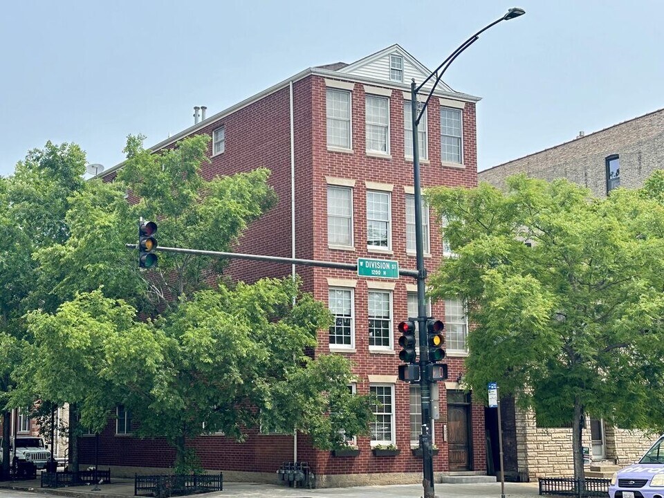 1424 W Division St, Unit 4 in Chicago, IL - Building Photo