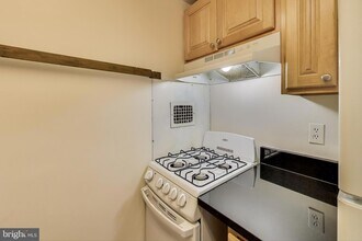 4 Monroe St in Rockville, MD - Foto de edificio - Building Photo