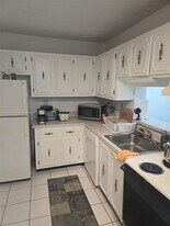 5201 NW 7th St in Miami, FL - Building Photo
