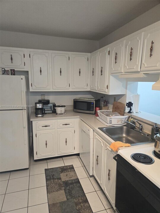 5201 NW 7th St in Miami, FL - Building Photo