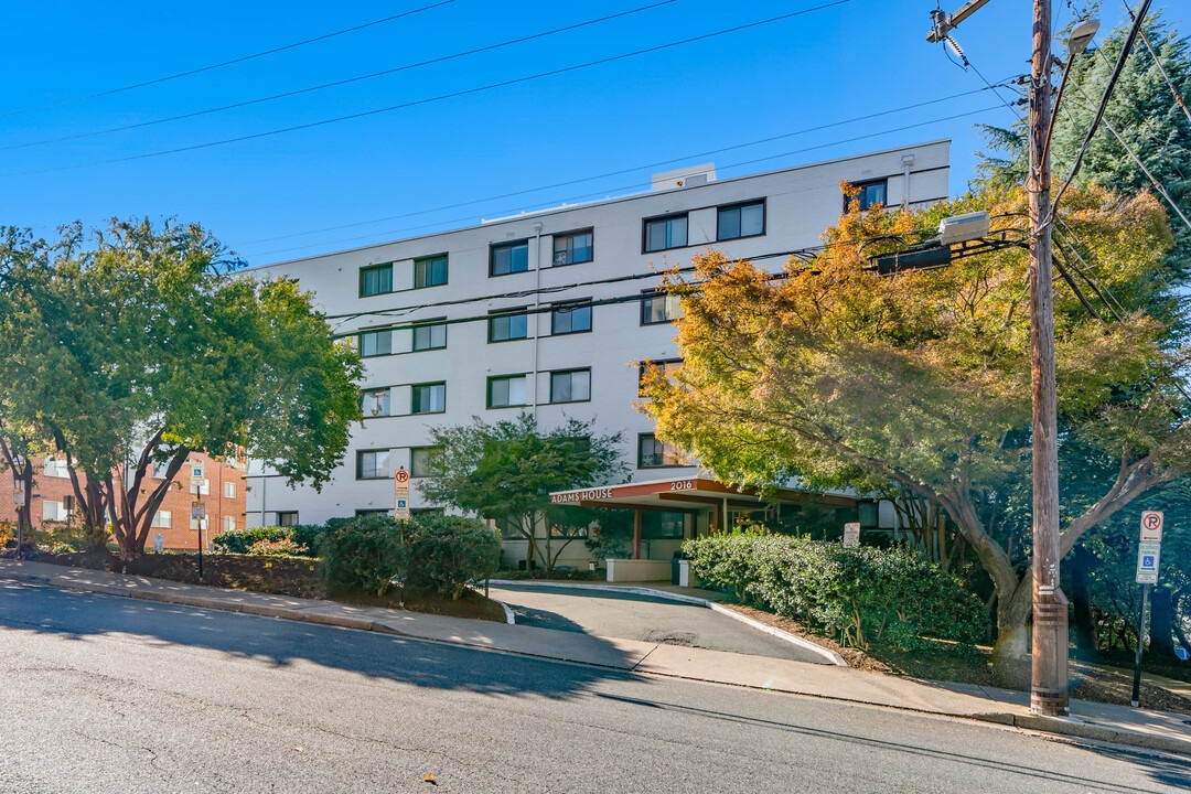 Adams House Condominium in Arlington, VA - Foto de edificio