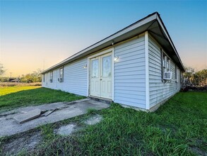 2016 Davis Bend Rd in Alvin, TX - Building Photo - Building Photo