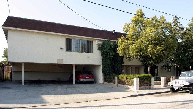 5555 Klump Ave in North Hollywood, CA - Foto de edificio - Building Photo