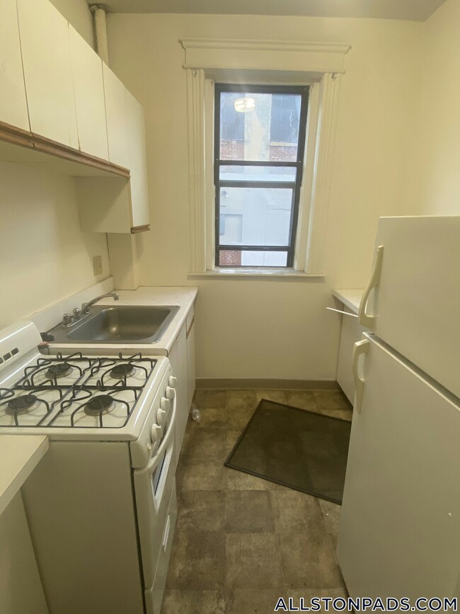 1148 Commonwealth Ave, Unit 17 in Boston, MA - Building Photo - Building Photo