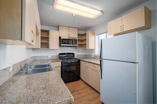 14655 Vanowen St in Van Nuys, CA - Building Photo