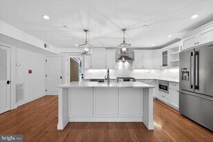 200 W Wayne Ave in Wayne, PA - Building Photo