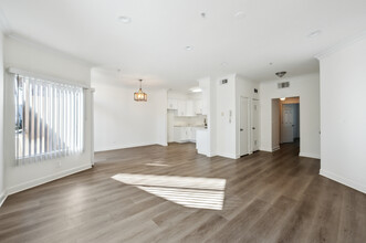 1814 N Kingsley Dr in Los Angeles, CA - Building Photo - Interior Photo