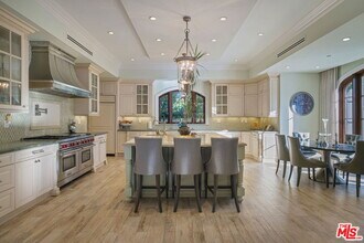 591 S Burlingame Ave in Los Angeles, CA - Building Photo - Building Photo