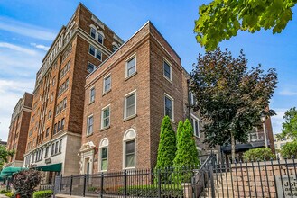 1042 E Juneau Ave in Milwaukee, WI - Foto de edificio - Building Photo